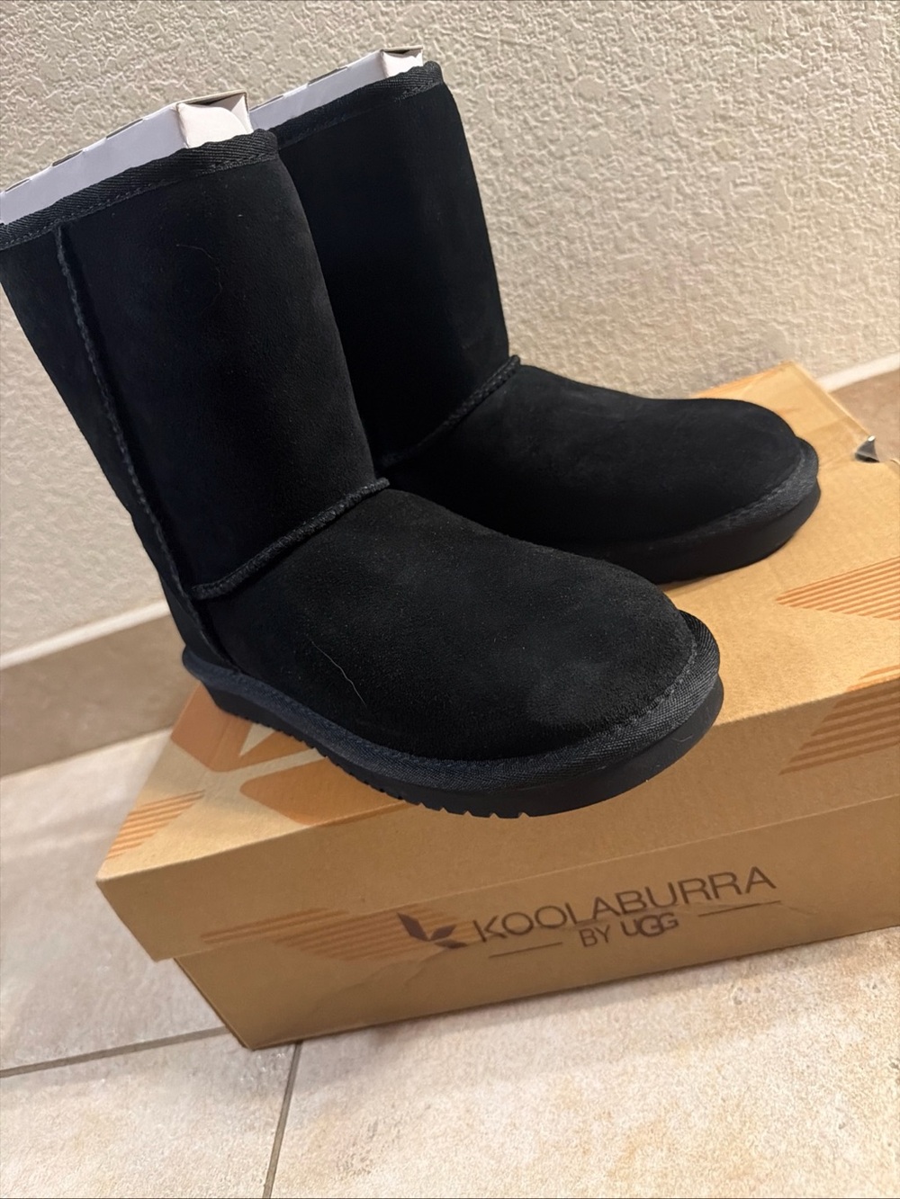 Koolaburra Ugg Womens Black Boots Size 5 Koola Short Suede with Faux Fur Lining